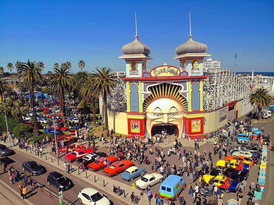 Aerial shot of Luna park with cars and plenty of people on the street.